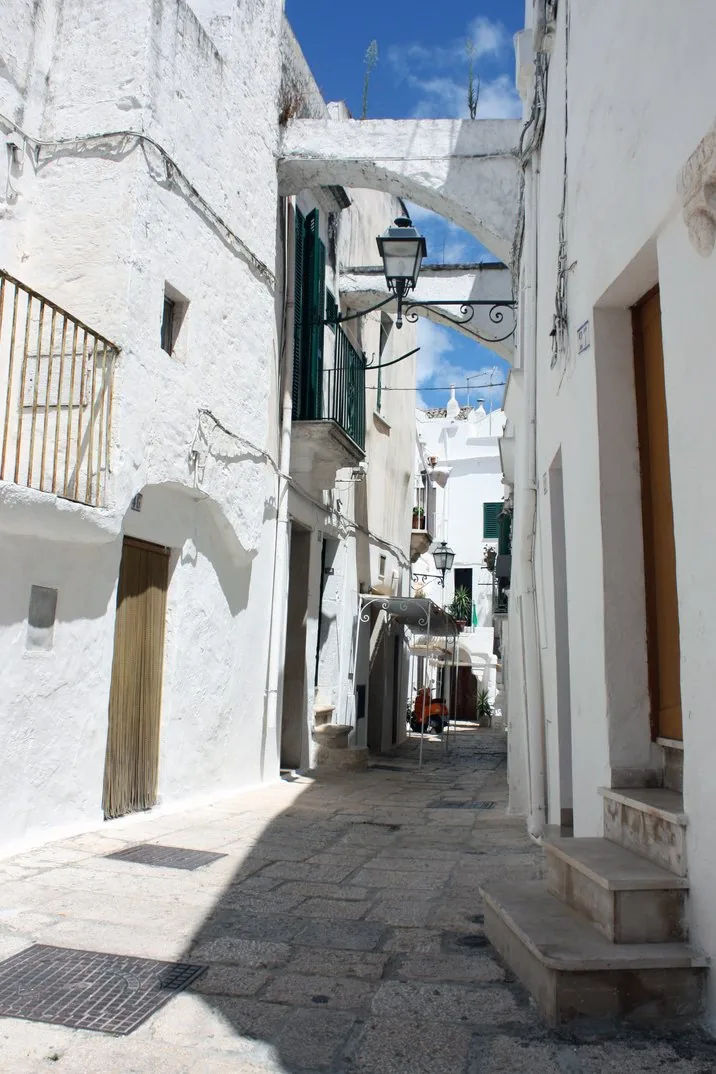 Un vicolo bianco del centro storico di Cisternino