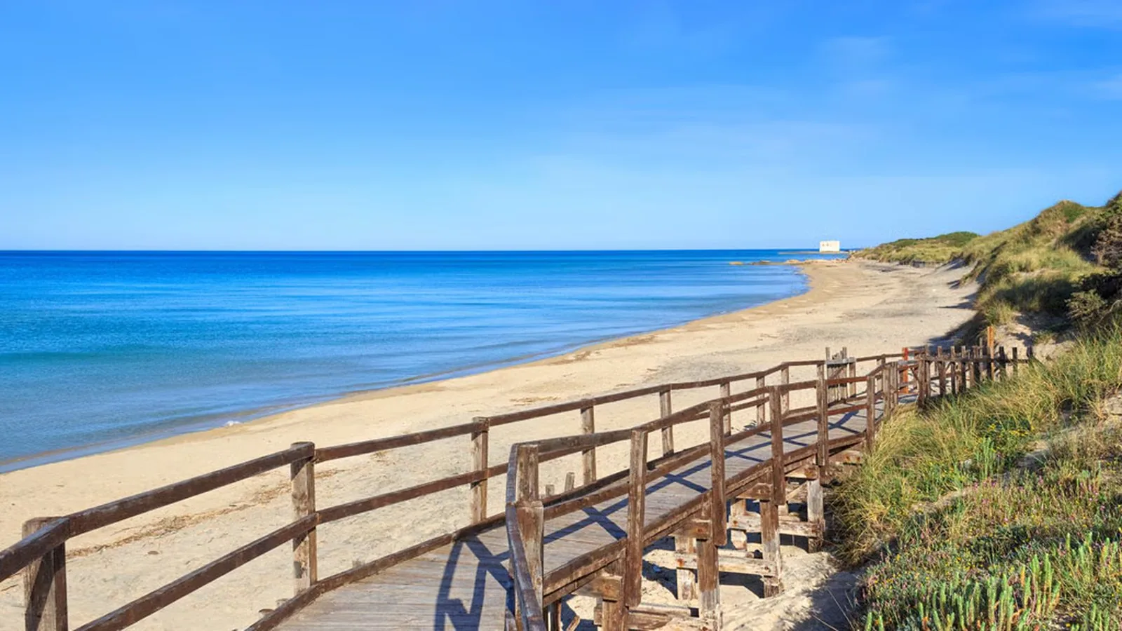 La passerella in legno fra le dune del Parco delle Dune Costiere, con il mare sullo sfondo