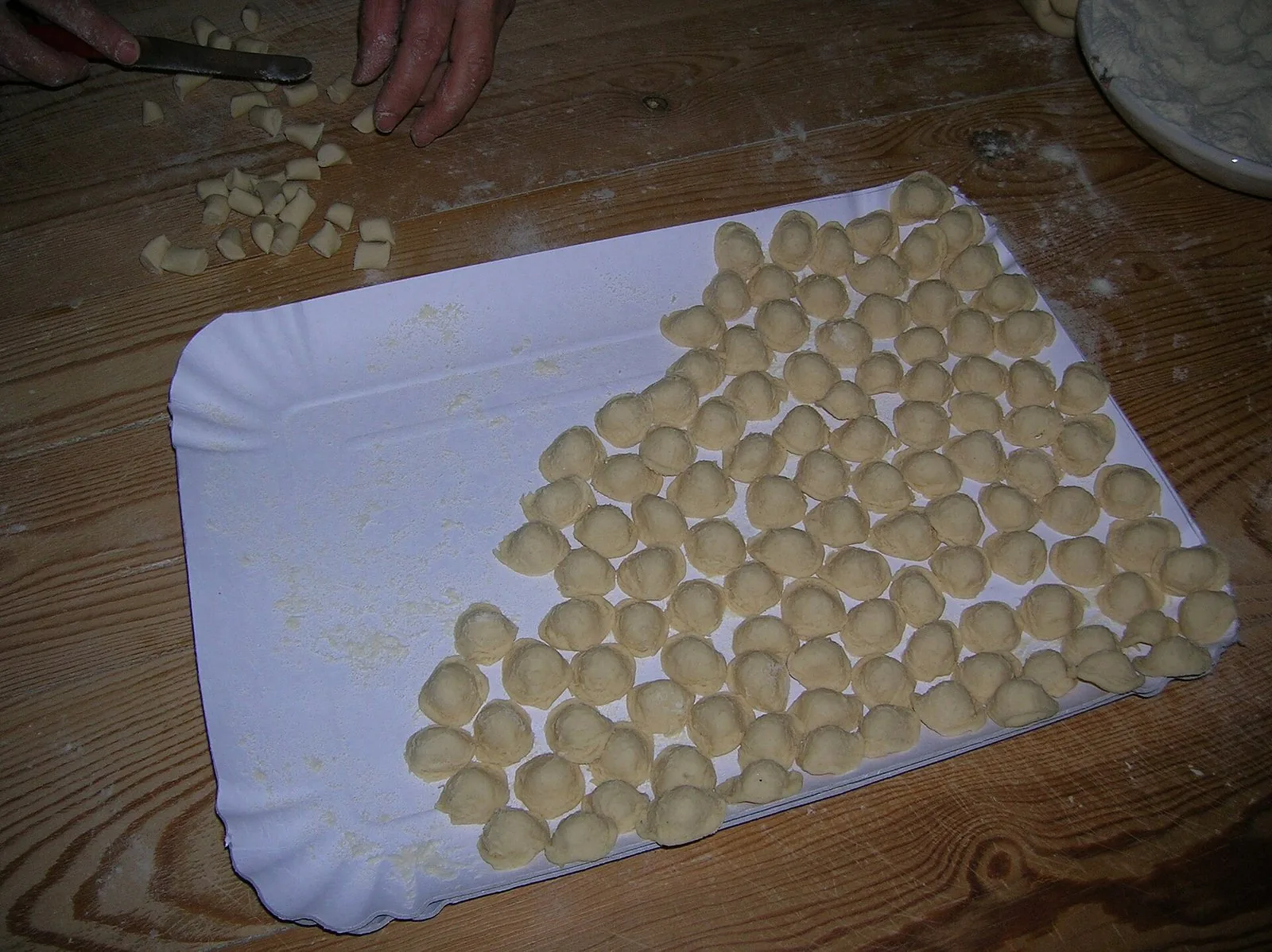 Orecchiette pugliesi fatte a mano stese ad asciugare