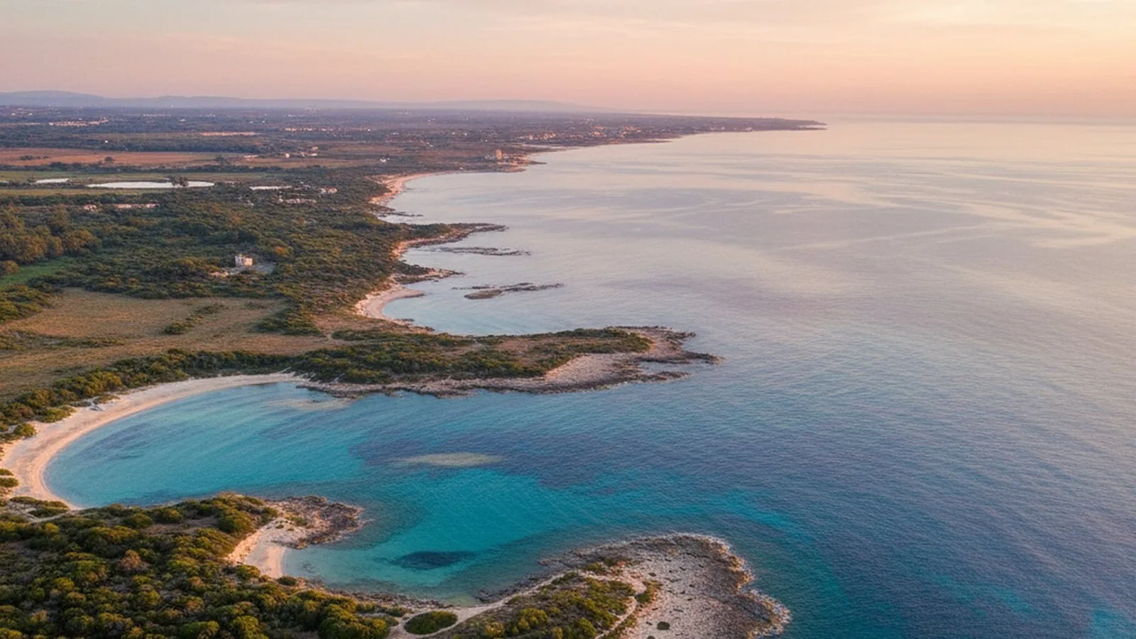 La costa dell'Area Marina Protetta di Torre Guaceto vista dall'alto, al tramonto