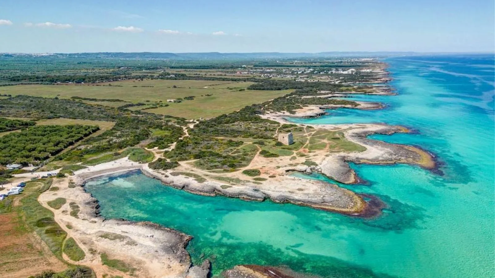 Le calette di Torre Pozzelle viste dall'alto, fra scogliere basse e macchia mediterranea